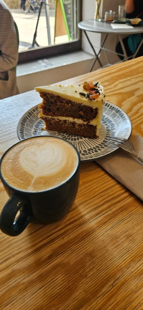 Desayuno, café especialidad y carrot cake